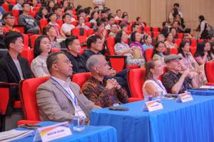 Các chuyên gia, nhà khoa học và đại biểu dự lễ khai mạc Hội thảo Quốc tế về Giảng dạy Tiếng Anh lần thứ 8 (ICELT 2026). Ảnh: USSH.