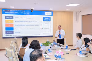Ông Phan Hữu Tiếp, Giám đốc Trung tâm Thông tin Tư liệu, Trường Đại học Lạc Hồng trình bày chuyên đề tại tọa đàm. Ảnh: NTCC.