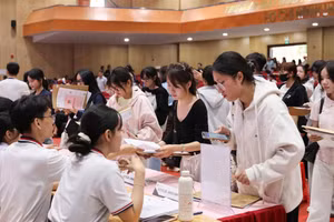 Tân sinh viên khóa 2026 nhập học tại Trường Đại học Ngân hàng TPHCM, tháng 8/2026. Ảnh: HUB.