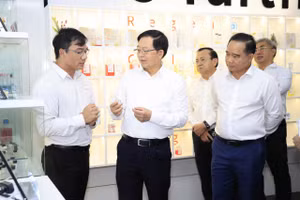Phó Thủ tướng Hồ Quốc Dũng (thứ hai từ trái sang) cùng đoàn công tác thăm phòng thí nghiệm Tế bào gốc, Trường Đại học Khoa học Tự nhiên (Đại học Quốc gia TPHCM). Ảnh: VNUHCM.
