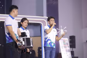 Sinh viên thuyết trình về dự án tại vòng chung kết cuộc thi Bách Khoa Innovation 2026, diễn ra ngày 12/9. Ảnh: N.Q.