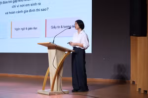 Bà Song Haewon, Trưởng Văn phòng Đại diện Trung tâm Chính sách Nhân quyền Liên Hợp Quốc Hàn Quốc (KOCUN) tại Việt Nam, trao đổi về tình hình trẻ em trong các gia đình hồi hương Hàn - Việt và các biện pháp hỗ trợ. Ảnh: NTCC.