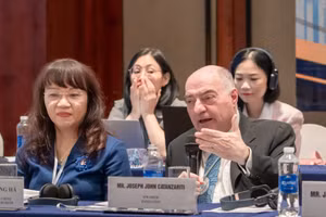 Ông Joseph Catanzariti AM, Hòa giải viên và Cố vấn Chiến lược đến từ Australia trao đổi tại hội thảo. Ảnh: SGU.