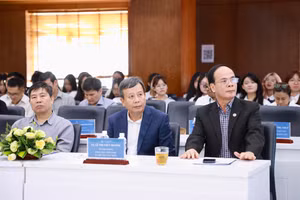 Các chuyên gia, nhà khoa học dự Hội thảo khoa học cấp quốc gia “40 năm đổi mới ở Việt Nam (1986-2026): Lý luận, thực tiễn và định hướng phát triển”,