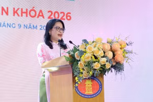 GS.TS Ngô Thị Phương Lan, Hiệu trưởng Trường Đại học Khoa học Xã hội và Nhân văn phát biểu tại chương trình Chào đón tân sinh viên khóa 2026.