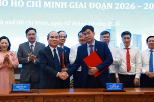 Phó Chủ tịch UBND TPHCM Trần Văn Bảy cùng Hiệu trưởng Trường Đại học Luật TPHCM Lê Trường Sơn ký kết kế hoạch phối hợp. Ảnh: NTCC.