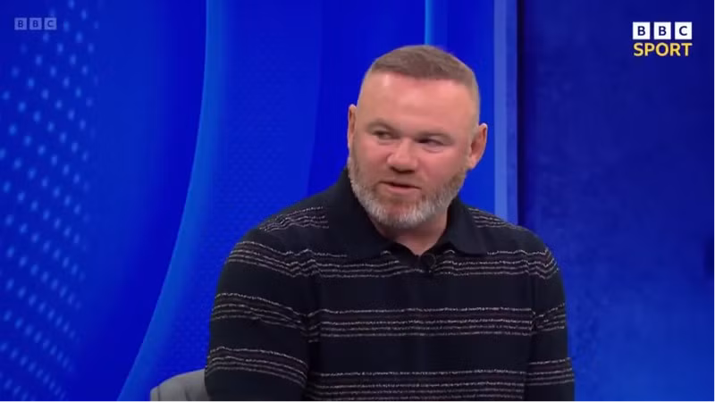 Wayne Rooney khiến các đồng nghiệp tại BBC kinh ngạc về dự đoán kết quả Ngoại hạng Anh 2025-2026. “Tôi vẫn nghĩ Man Utd cần thêm một hoặc hai bản hợp đồng nữa. Tôi hiểu những gì HLV Ruben Amorim đang làm và mọi thứ trông tích cực hơn cho Man Utd. Tôi nghĩ họ sẽ lọt vào top 5” - huyền thoại Rooney nói.<br/> Tiền đạo vang bóng một thời bổ sung: “Tôi hy vọng Man Utd làm được và biết đâu đấy, họ còn có thể kết thúc ở vị trí cao hơn”. 3.png