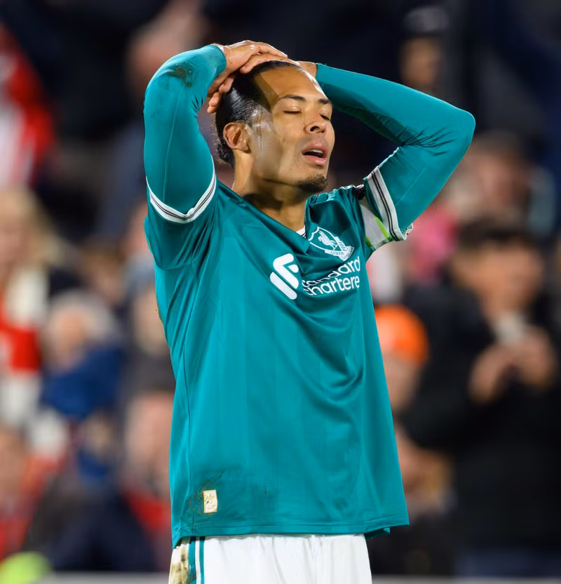 Thủ quân Virgil van Dijk và các đồng đội không thể tin vào kết quả này.’ liverpool-3.jpg