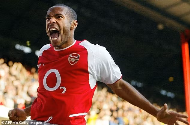 Cựu tiền đạo Arsenal Thierry Henry được chuyên gia bóng đá Jamie Carragher bình chọn đứng đầu danh sách những tiền đạo xuất sắc lịch sử Ngoại hạng Anh. Chân sút người Pháp từng ghi 228 bàn thắng trong 377 trận cho Pháo thủ. 93214623-14199567-image-a-47-173.jpg