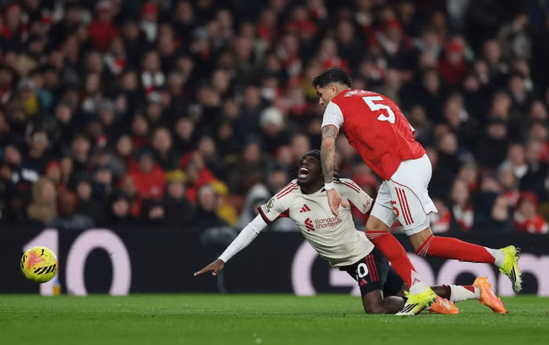Còn đây là tình huống Piero Hincapie của Arsenal ngáng chân Jeremie Frimpong bên phía Liverpool. 2026-liverpools-jeremie-frimpong.jpg