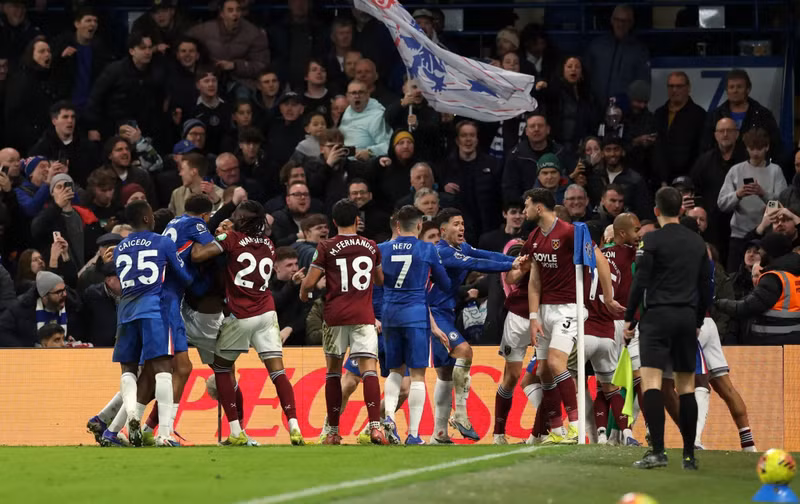 Màn ẩu đả tập thể bùng phát ngay sau khi Chelsea ghi bàn vươn lên dẫn 3-2 nhờ công của Enzo Fernandez ở phút 90+2. 2.jpg