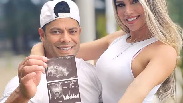 Hulk và vợ Camila Angelo quyết định làm hôn lễ sau khi đã có với nhau 2 con. hull-09.jpg