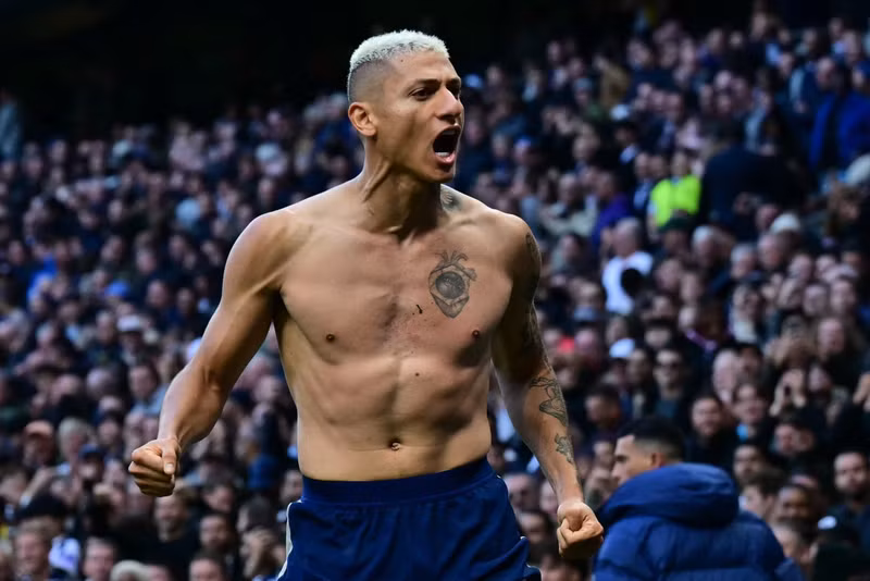 Tưởng đâu đội nhà sẽ chắc thắng nên Richarlison ăn mừng cuồng nhiệt. Anh cởi áo đấu, chấp nhận thẻ vàng để thể hiện niềm phấn khích. man-utd-5.jpg