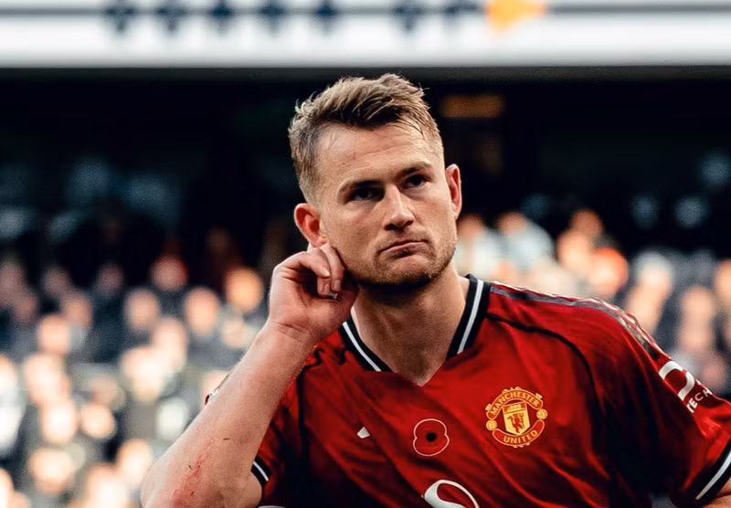 Còn với Man Utd, dù chơi thiếu người và bị dẫn ngược 2-1 tới phút bù cuối cùng, họ vẫn cầm hòa chủ nhà Tottenham 2-2, nhờ công hậu vệ Matthijs de Ligt. man-utd-6.jpg