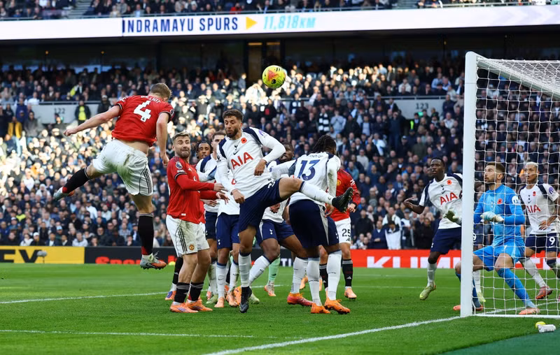 Matthijs de Ligt bật cao đánh đầu từ quả phạt góc của Bruno Fernandes ở phút 90+6. man-utd-7.jpg
