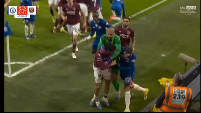 Hành động này khiến nhiều cầu thủ Chelsea phản ứng dữ dội. Thủ môn Robert Sanchez cùng Trevoh Chalobah và Callum Wilson nhanh chóng can ngăn, tách Todibo ra khỏi Joao Pedro. 5.jpg
