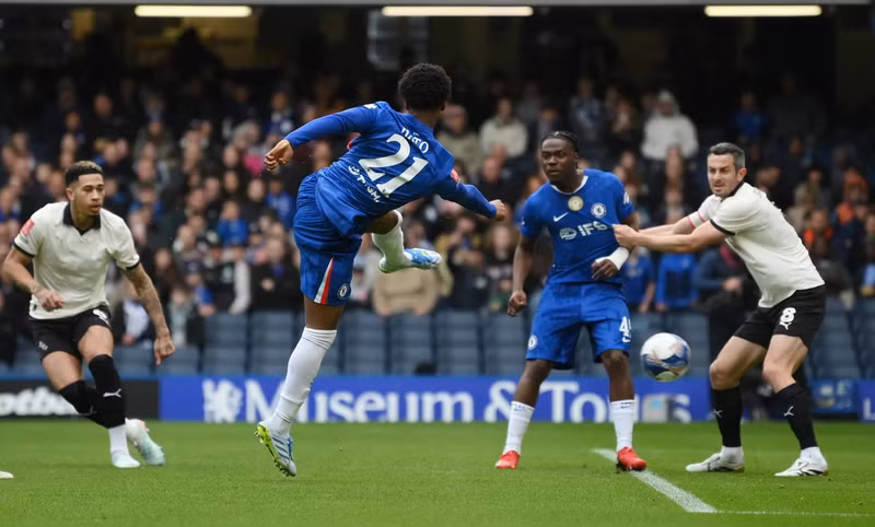 Sự áp đảo lập tức được cụ thể hoá khi Jorrel Hato ghi bàn mở tỷ số cho Chelsea chỉ sau 2 phút bóng lăn. chelsea-2.png