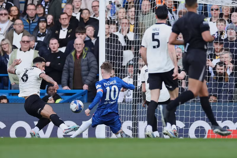 Bàn phản lưới nhà của Jordan Lawrence-Gabriel giúp Chelsea khép lại hiệp một dẫn trước Port Vale với tỷ số 3-0. chelsea-4.png