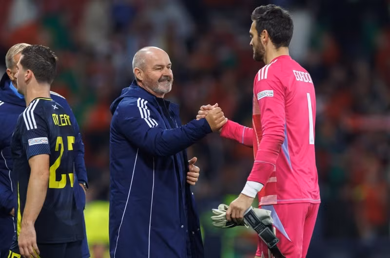 Thủ thành Craig Gordon đã có màn trình diễn tốt trước đội bóng được đánh giá cao hơn. 8-3344.jpg
