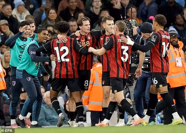 Kết quả khiến ‘ngựa ô’ Bournemouth chấm dứt chuỗi 8 trận bất bại. Họ tụt xuống vị trí thứ tư trên bảng xếp hạng, kém chính Man City một điểm. man-city-9.jpg