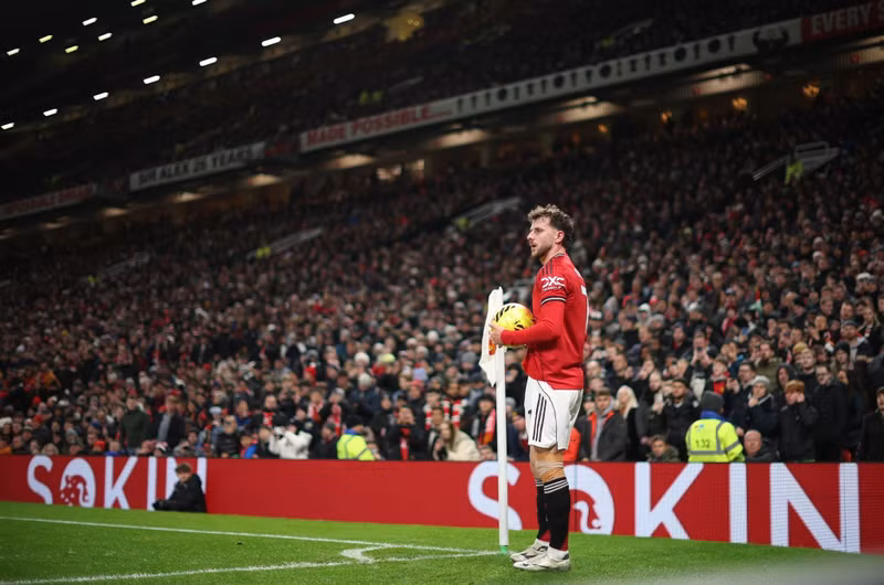 Hậu vệ cánh Luke Shaw – 7 điểm: Thật đáng kinh ngạc khi một trong những cầu thủ hay chấn thương nhất lịch sử gần đây của United lại đá chính cả 19 trận tại Premier League. Shaw chơi ổn định ở vị trí trung vệ và vẫn chứng minh được năng lực khi trở lại đá hậu vệ trái trong chiến thắng trước Newcastle. man-utd-10.jpg