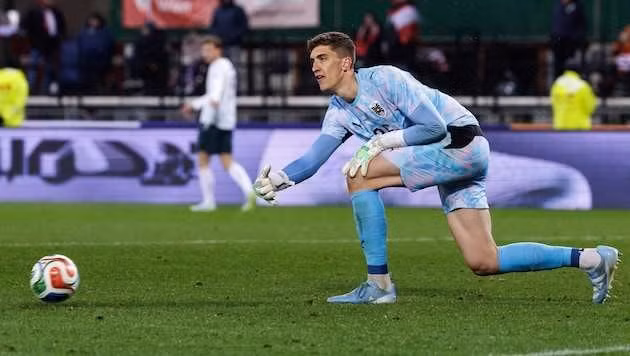 Thủ môn Florian Wiegele của tuyển Áo cao 2,05 m, dẫn đầu danh sách cầu thủ cao nhất World Cup 2026. Anh cũng là cầu thủ cao nhất từng góp mặt trong danh sách đăng ký tại một kỳ World Cup.<br/> Cesar Yanis là cầu thủ thấp nhất fifa-4.jpg