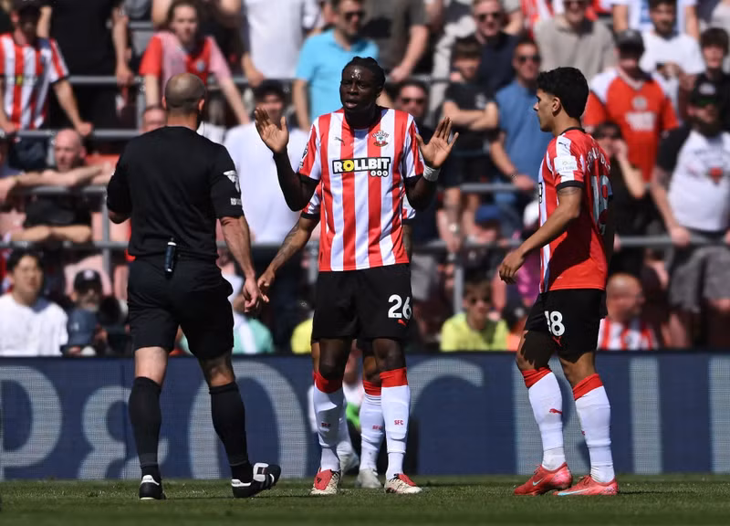 Lesley Ugochukwu của Southampton cũng may mắn thoát khỏi thẻ vàng thứ hai. man-city-7.jpg