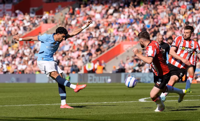Tổng cộng Man City dứt điểm tới 26 lần, nhiều gấp 13 lần đối thủ. Đáng tiếc, Omar Marmoush đã sút bóng trúng xà ngang trong thời gian bù giờ. man-city-6.jpg