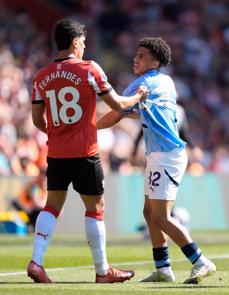 Southampton bất ngờ kiếm được 1 điểm trước nhà cựu vô địch Man City ở vòng 36. man-city-1.jpg
