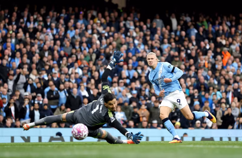 Haaland sút tung lưới thủ môn Altay Bayindir, ấn định tỷ số 3-0 cho đội bóng nửa xanh thành Manchester ở phút 68. man-city-3.jpg