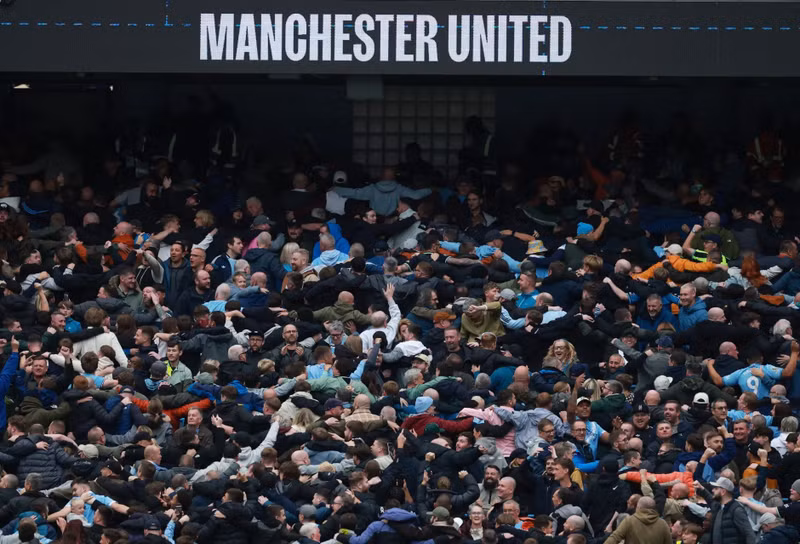 Chiến thắng khiến cổ động viên chủ nhà Man City hả hê tột độ. man-city-9.jpg