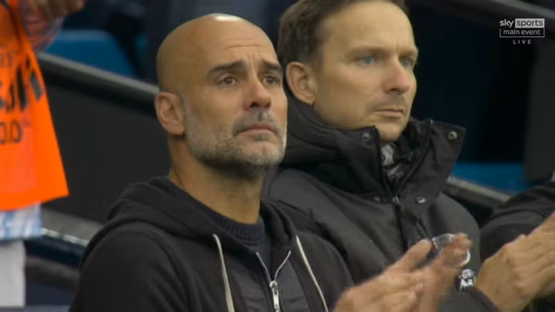 HLV Pep Guardiola xúc động mạnh trong lúc cầu thủ tri ân Ricky Hatton, người vừa bất ngờ qua đời tại nhà riêng ở tuổi 46. man-city-6.jpg
