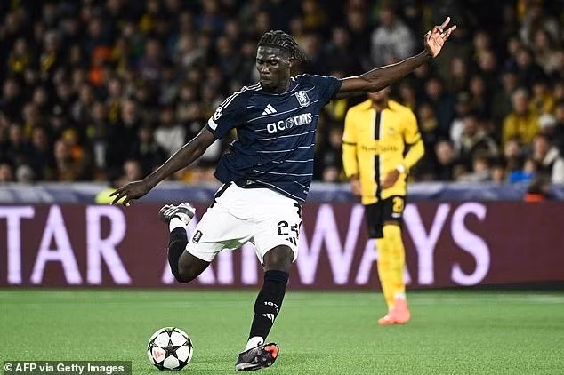 Amadou Onana cũng để lại khoảnh khắc ngọt ngào với bàn ấn định tỷ số 3-0 cho đại diện Anh ở phút 86. 3.jpg