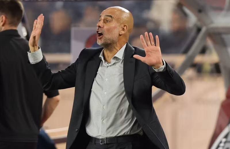 Chiến lược gia Pep Guardiola tỏ rõ sự không hài lòng về công tác trọng tài trận này. man-city-4.jpg