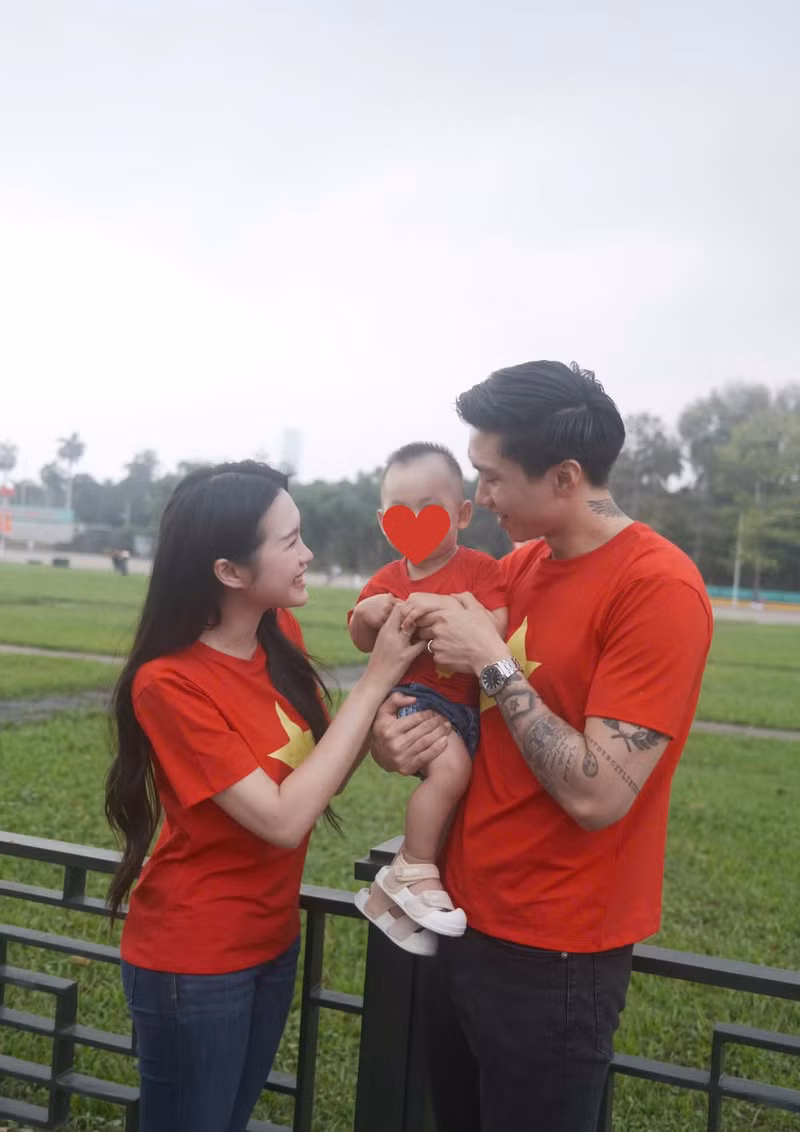 Bộ ảnh nhận được nhiều lời khen ngợi từ cộng đồng mạng về sự rạng rỡ, hạnh phúc và gắn kết của gia đình trẻ. 5.png