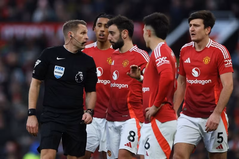Cầu thủ Man Utd phàn nàn, gây áp lực với trọng tài. mu-08.jpg