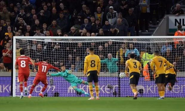 Trên chấm 11m, tiền đạo Mohamed Salah đánh lừa thủ thành Sam Johnstone, ghi bàn ấn định tỷ số 2-1 cho đội khách Liverpool ở phút 61 8.jpg