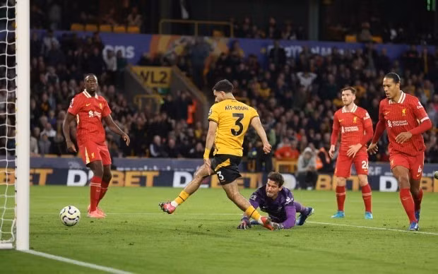 Pha phối hợp phòng ngự vụng về giữa Ibrahima Konate và thủ thành Alisson đã tạo điều kiện cho Rayan Ait-Nouri gỡ hòa 1-1 cho Wolves ở phút 56. 6.jpg