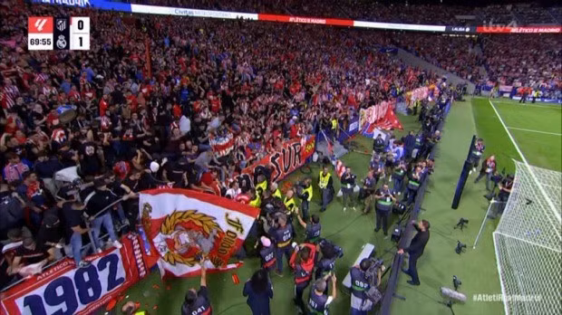 Việc cổ động viên chủ nhà Atletico Madrid tấn công thủ môn đội khách gây ra khung cảnh hỗn loạn. 2.jpg