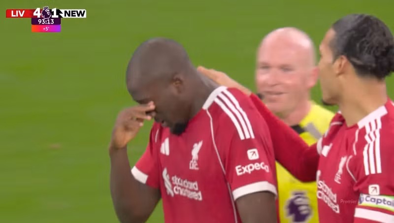 Trung vệ người Pháp chỉ trở lại khi nhà đương kim vô địch hạ Newcastle 4-1 ở vòng 24 Ngoại hạng Anh. 1-4743.jpg