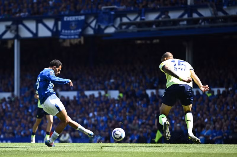 Iliman Ndiaye mở tỷ số cho Everton ở ngay phút thứ 6. everton-5.jpg