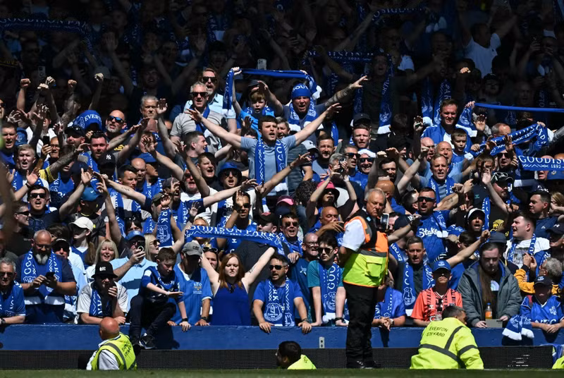 Ngoài ra, còn có rất nhiều huyền thoại Everton như Wayne Rooney, Joe Royle, Phil Jagielka, Andy Gray... đã tới tạm biệt ngôi nhà lịch sử Goodison Park. everton-3.jpg