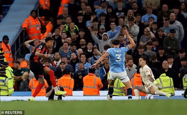 Daniel Jebbison ghi bàn an ủi ở phút 90+6 cho đội khách Bournemouth. man-city-13.jpg