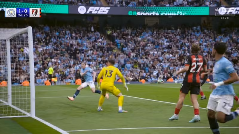 Thế nhưng không biết bằng cách nào mà Kevin De Bruyne lại đệm bóng trúng xà ngang ra ngoài. man-city-4.jpg