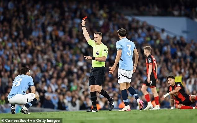 Mateo Kovacic bị đuổi khỏi sân ở phút 67 khi mà Man City đang dẫn trước đội khách 2-0. man-city-10.jpg
