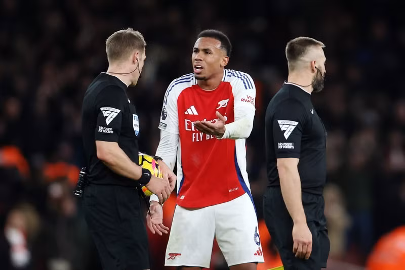 Gabriel phàn nàn vì trọng tài không cho Arsenal được hưởng quả phạt đền muộn. gabriel-arsenal-confronts-refere.jpg