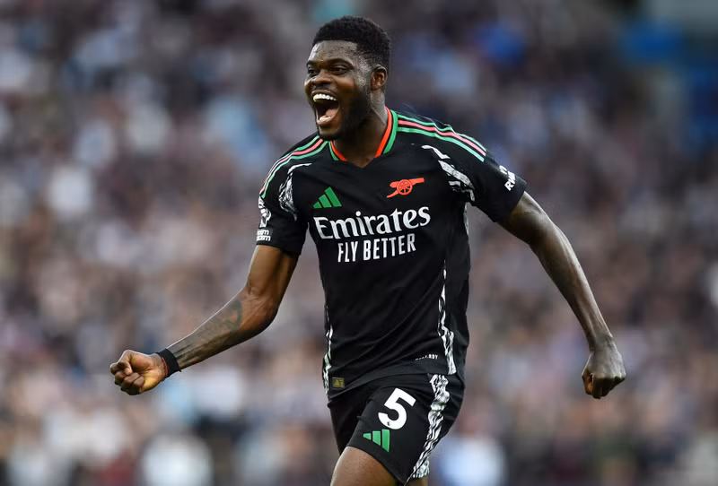 Thomas Partey ăn mừng bàn thắng giúp Arsenal ra về với 3 điểm trọn vẹn trên sân đối thủ khó chịu Aston Villa. 7.jpg