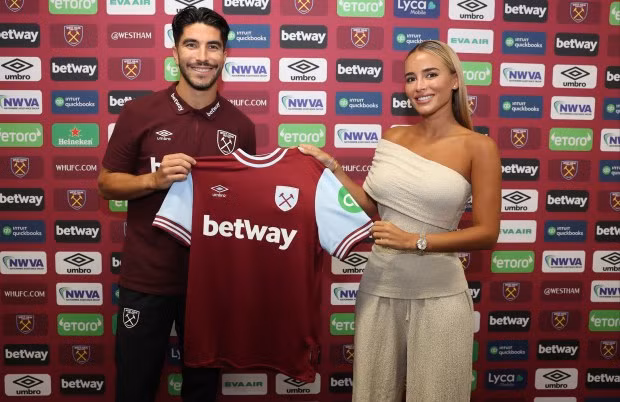 Tiền vệ Carlos Soler cùng bạn gái siêu mẫu Marta Marchena sau khi ký hợp đồng với West Ham vào ngày cuối cùng kỳ chuyển nhượng hè 2024. 1.png