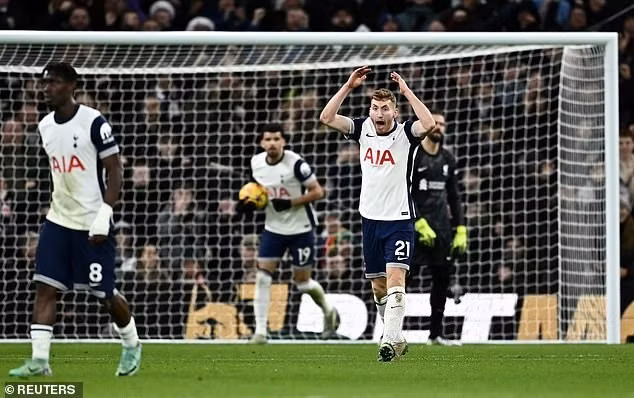 Dominic Solanke (giữa) gỡ được bàn thứ ba cho Spurs ở phút 83. lvp08.jpg
