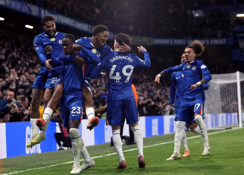 Các cầu thủ The Blues ăn mừng bàn thắng vươn lên dẫn trước. chelsea-5.jpg